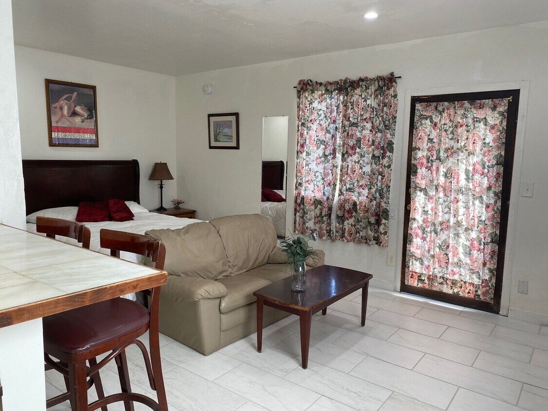Foto principal - 15340 Hart St
