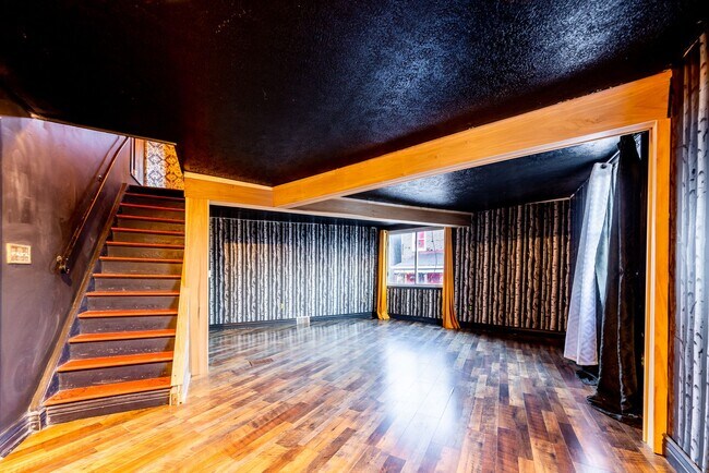 Foto del edificio - Available August 2026 - 2 Bedroom Home w/ LOADS of Character & Central AC Throughout!