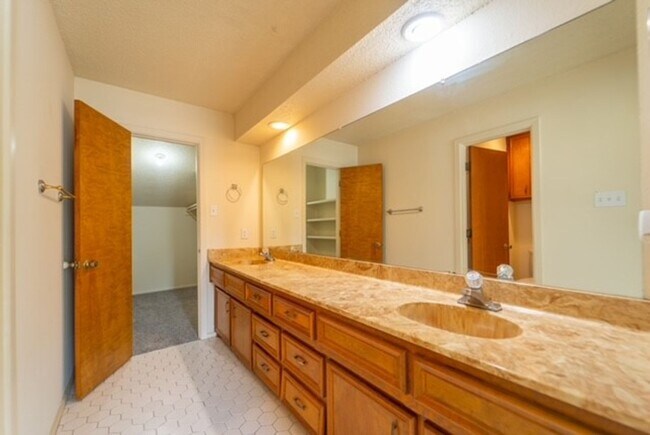 Building Photo - Spacious duplex with yard