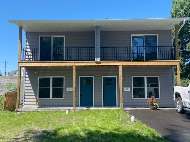 Foto principal - 621 4th Ave SE
