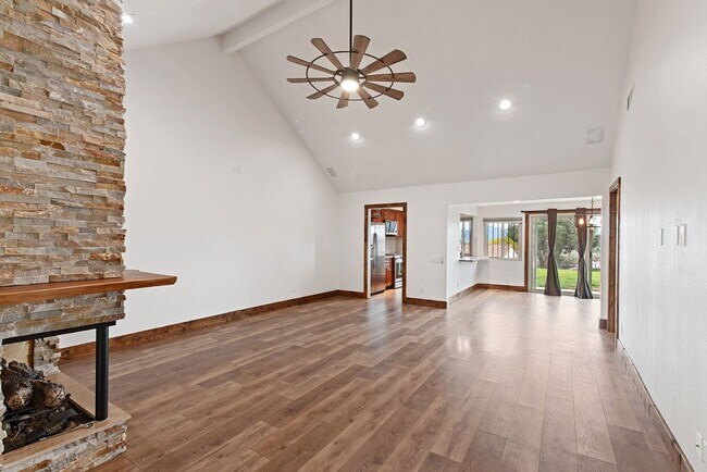 Foto del edificio - Refined Penasquitos Townhome with Panoramic Backyard Views & Modern Upgrades!