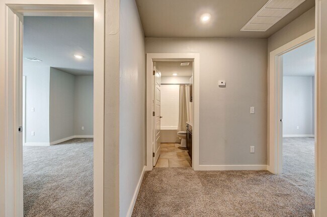 Foto del edificio - **$1,000 Off of your Move In** Massive 5BD...