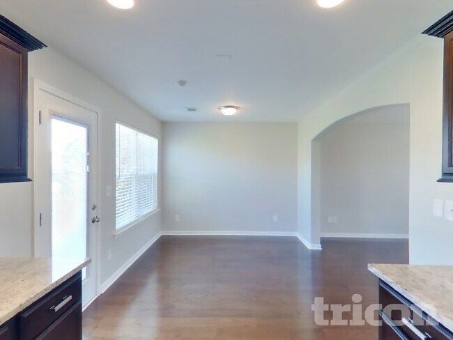 Foto del edificio - 323 Stratford Park Blvd