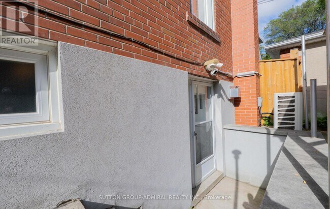 Photo du bâtiment - 112 Strathnairn Ave