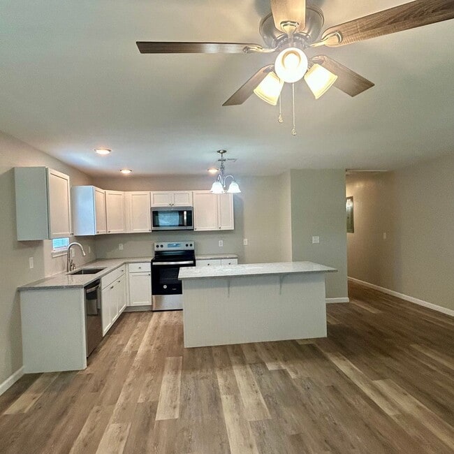 Building Photo - Welcome home to this beautifully designed 3-bedroom, 2 bath half duplex