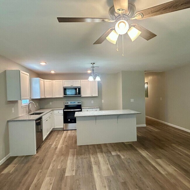 Foto del edificio - Welcome home to this beautifully designed 3-bedroom, 2 bath half duplex