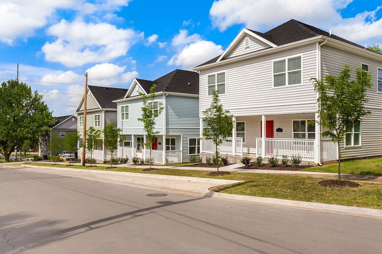 Primary Photo - Walking Distance to UofA! Apply Today!! $8...