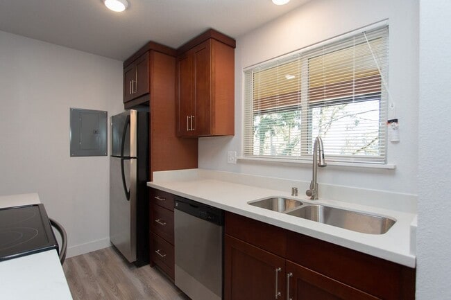 Building Photo - Luxury Remodeled 2 Bed/1 Bath