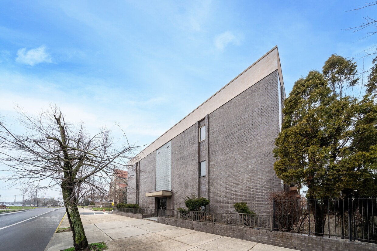 Front of 1001 Avenue C - 1001 Avenue C