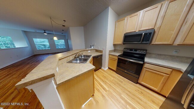 Building Photo - 3884 Summer Grove Way S