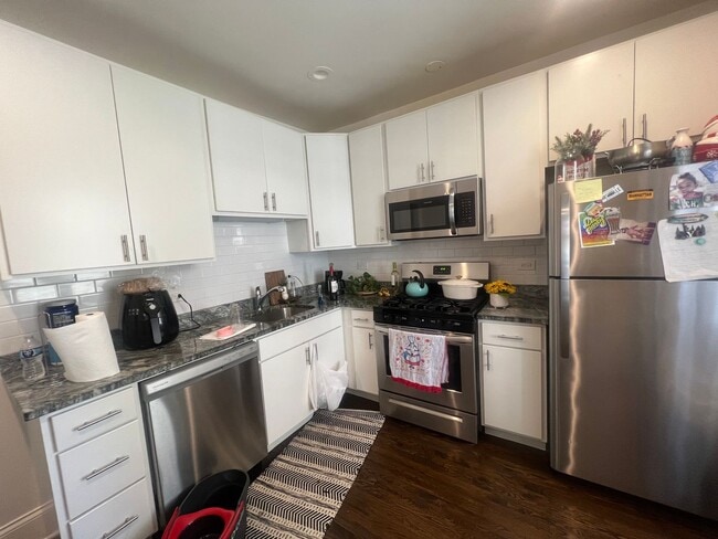 Building Photo - 2nd Floor 2 BR/1 Bath, Newly Renovated in ...