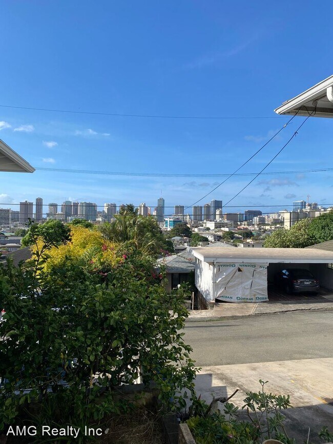 Building Photo - 3 br, 1.5 bath House - 2124 Chamberlain St...