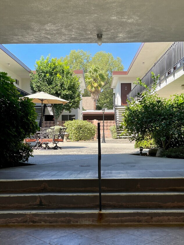 Patio central - 777 E Villa St