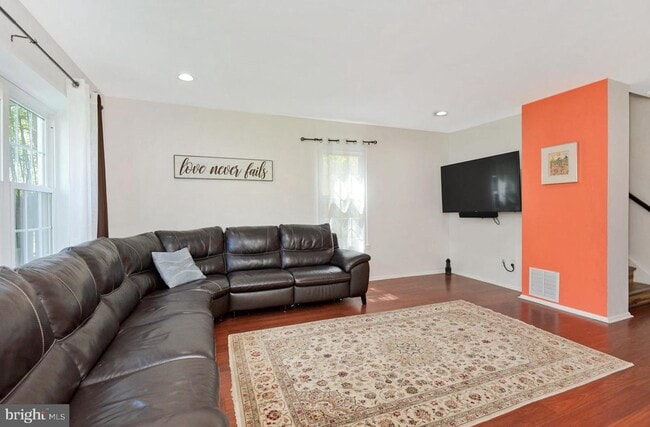 Building Photo - 108 Kingsway Commons