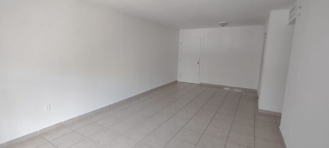 Building Photo - 666 W 81st St