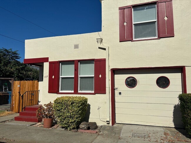 Building Photo - Terrific Downtown Location w/Storage Garage!