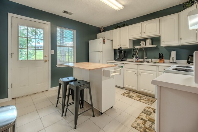 Building Photo - 100 Woodstone Dr