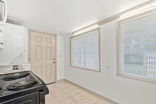 Building Photo - Charming 1-Bedroom Duplex in Historic St. ...