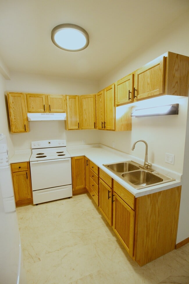 Building Photo - 126 1st St