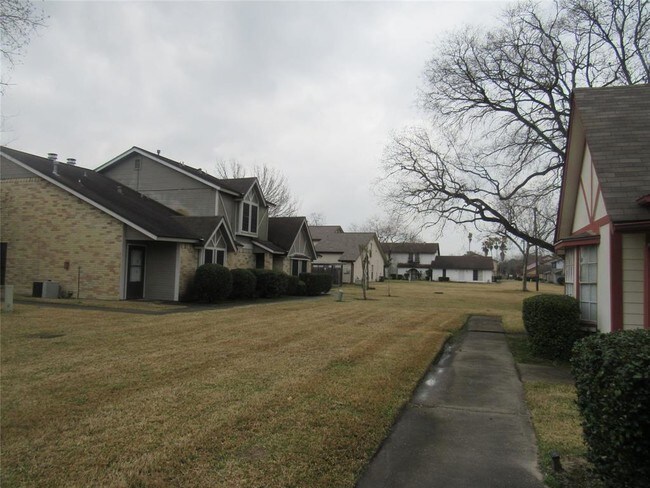 Building Photo - 2041 Countryside Village Blvd