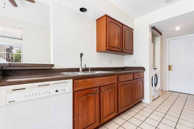 Building Photo - 1121 N Knollwood Dr