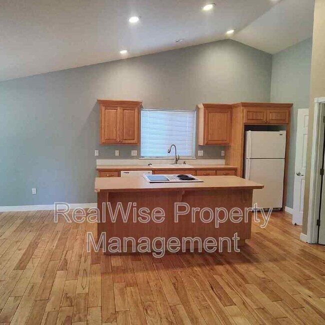 Building Photo - 2412 SE Waldon Ave