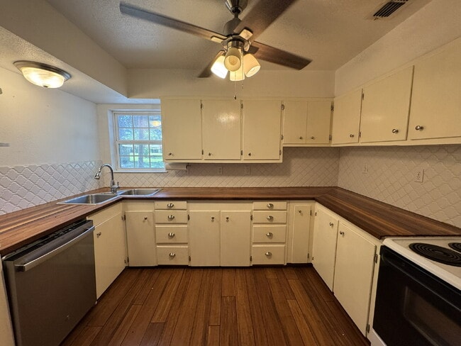 Building Photo - 3 bedroom 2 bath with a bonus room!