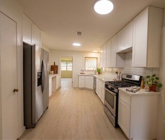 Foto del edificio - 6131 Birdwood Rd