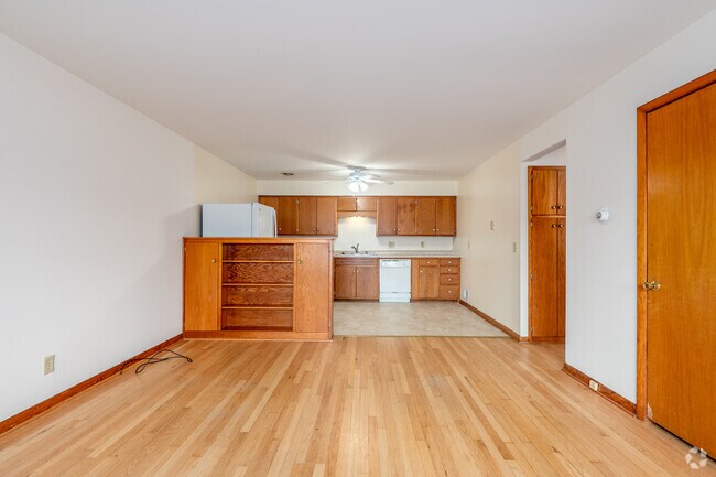 2 habitaciones, 1 baño - 750 pies cuadrados - Sala de estar - 4915 Gordon Ave