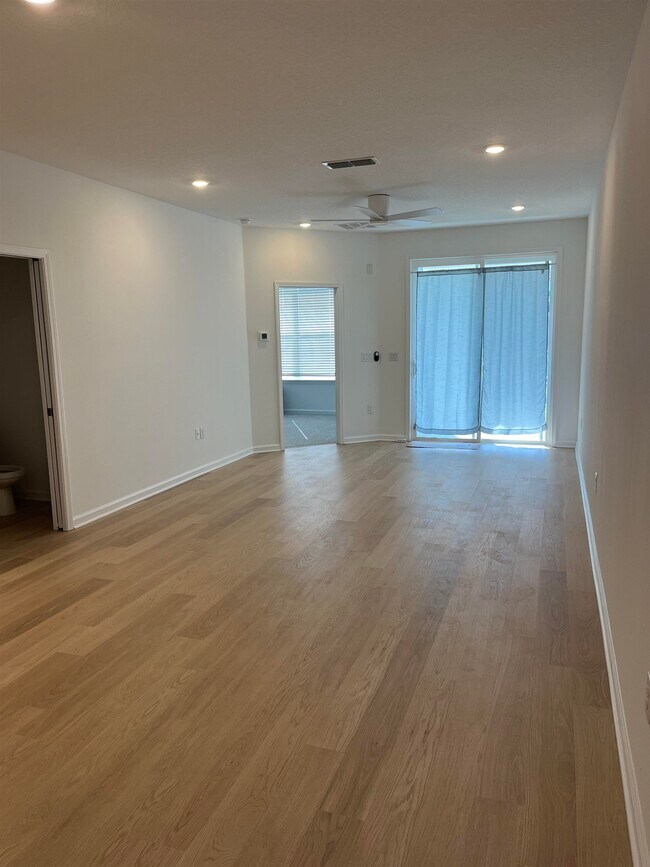 Building Photo - 207 Silver Myrtle Ct