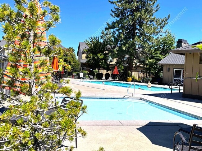 Building Photo - Spacious Home with Brand New Carpet in Prime SW Bend Location
