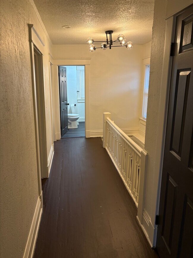 Foto del edificio - Large 3 bedroom house available