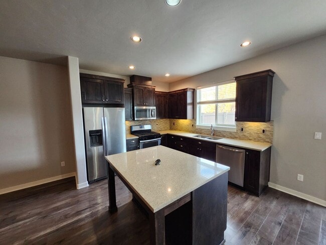 Building Photo - Beautiful 3 Bed/2.5 Bath Pahlisch Townhome...