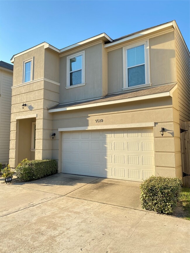 Building Photo - 9510 Cedarpost Square St