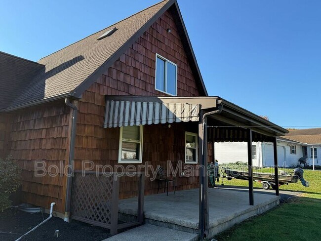 Building Photo - 301 E Carpenter Ave