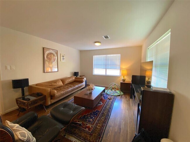 Foto del edificio - 624 E 9th St