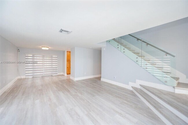 Foto del edificio - 18660 NW 78th Ave