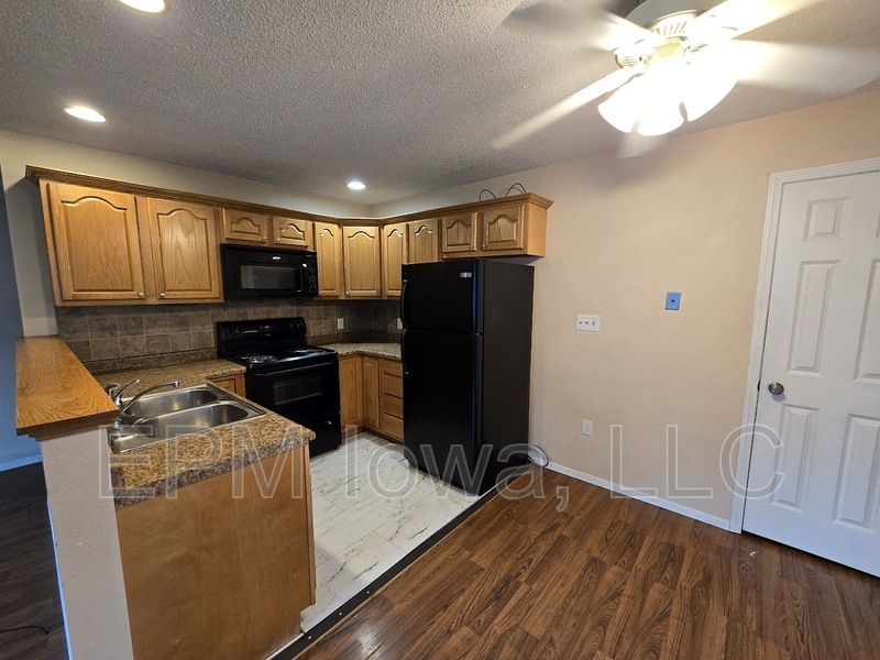 Building Photo - 1407 Robin Rd