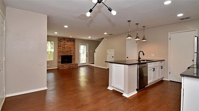 Foto del edificio - 4411 Whispering Valley Dr