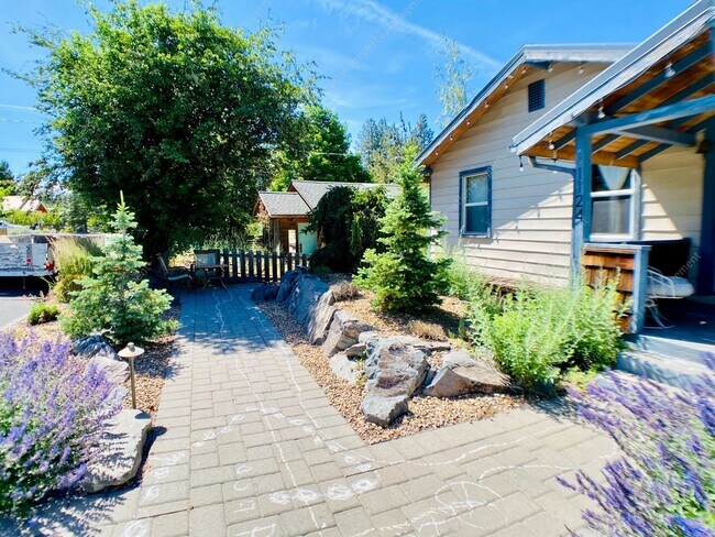 Building Photo - Unfurnished - Charming 3-Bedroom Home in D...