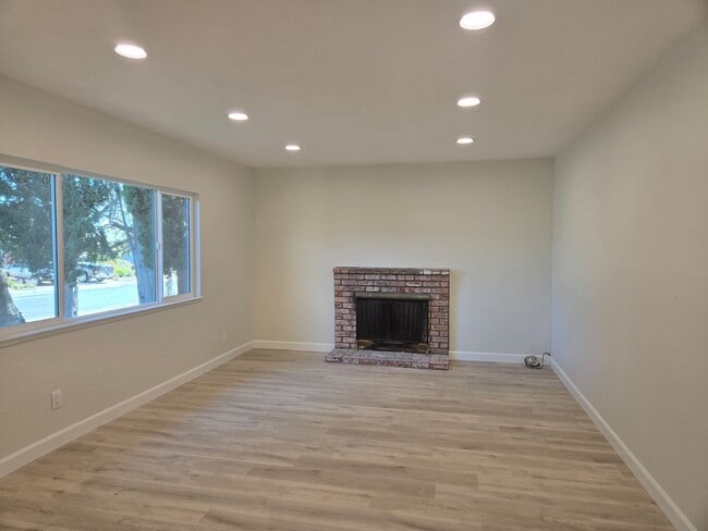 Building Photo - Renovated and Remodeled, New Driveway, New...