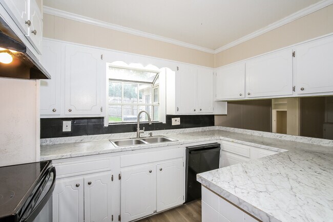 Building Photo - 544 Hillwood Circle