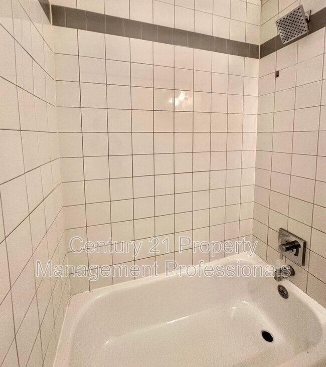 Photo du bâtiment - 11134-11116 116 St NW