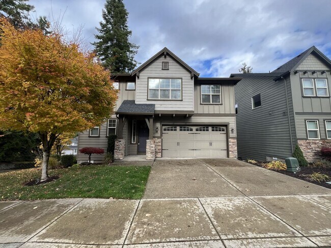 Foto del edificio - Spacious Corner-Lot Home with Three Levels, Multiple Living Areas, and Lush Outdoor Spaces