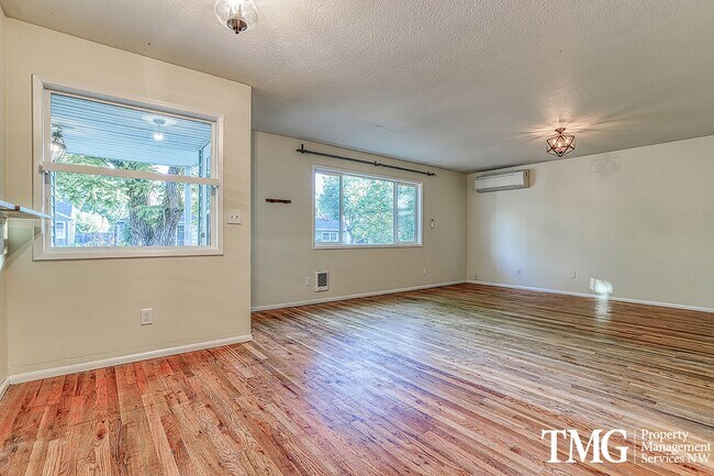 Building Photo - Cozy 3 bedroom 2 bath home in NE Portland