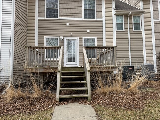 Building Photo - Golf Course Townhome with Views, Deck & Maintenance-Free Living