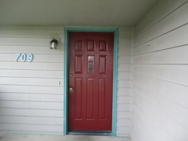 Building Photo - 709 E Fir St