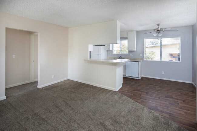 Foto del edificio - OPEN HOUSE: 6/27 10AM-12PM~ 2 BR Bright Apartment with Parking and AC!