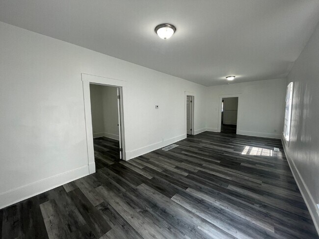 Building Photo - Updated 3 Bedroom, 1.5 bathroom with washe...