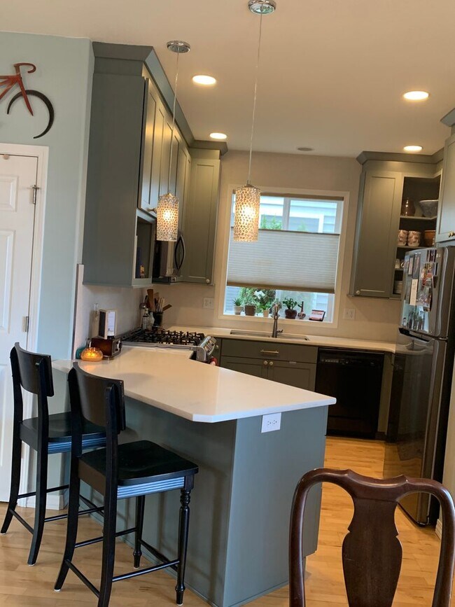 Building Photo - Available Now!! 3 bedroom ~ 2.5 bath House...